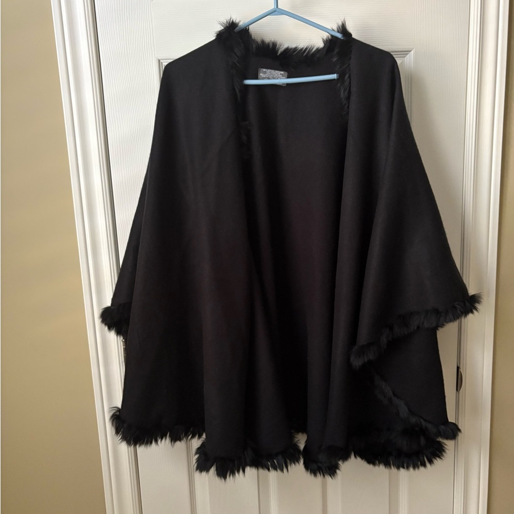 Elegant Black Women's Cape with Faux Fur Trim